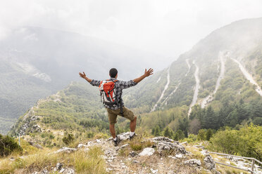 Italy, Massa, man hiking and enjoying the view in the Alpi Apuane - WPEF00870