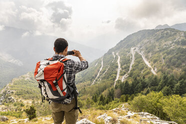 Italien, Massa, Mann beim Wandern und Fotografieren der Aussicht in den Alpi Apuane - WPEF00871