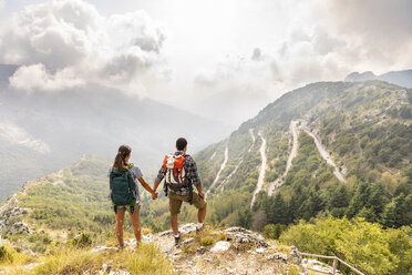 Italien, Massa, Paar mit Blick auf die schöne Aussicht in den Alpi Apuane - WPEF00872