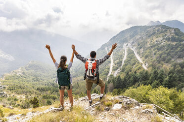 Italien, Massa, glückliches Paar mit Blick auf die schöne Aussicht in den Alpi Apuane - WPEF00873