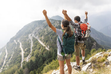 Italien, Massa, glückliches Paar mit Blick auf die schöne Aussicht in den Alpi Apuane - WPEF00874