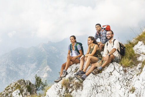 Italien, Massa, Gruppe von Wanderern in den Alpi Apuane, die die Aussicht genießen - WPEF00876