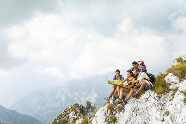 Italien, Massa, Gruppe von Wanderern, die eine Karte in den Alpi Apuane betrachten - WPEF00877