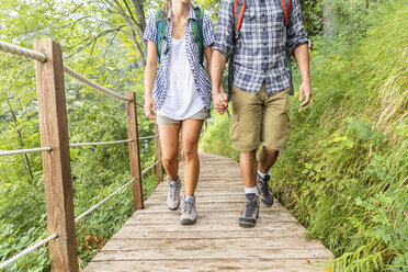 Italien, Massa, Beine eines jungen Paares beim Wandern und Spazierengehen auf einer Promenade in den Alpi Apuane - WPEF00882