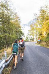 Italien, Massa, Rückansicht eines jungen Paares auf einer asphaltierten Straße in den Alpi Apuane - WPEF00912