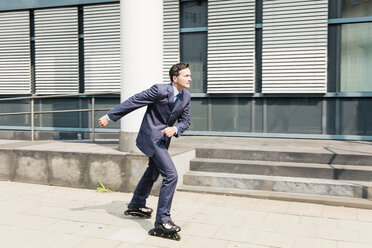 Geschäftsmann auf Inline-Skates in der Stadt - MOEF01436