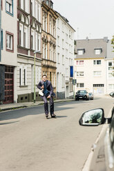 Geschäftsmann auf Inline-Skates in der Stadt - MOEF01442