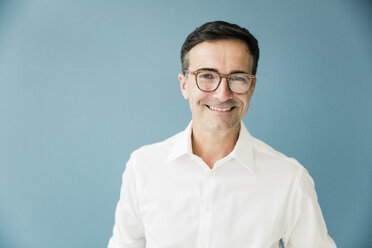 Portrait of smiling businessman wearing glasses - MOEF01471