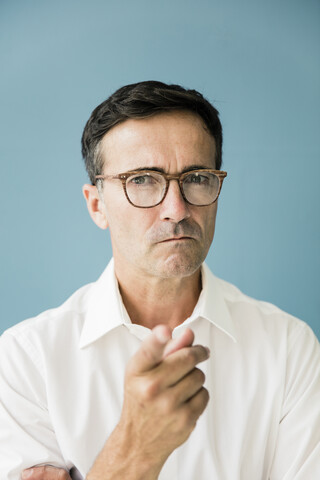 Porträt eines wütenden Geschäftsmannes, der mit dem Finger zeigt, lizenzfreies Stockfoto