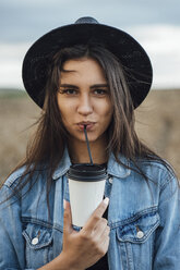 Porträt einer jungen Frau, die ein Getränk trinkt - VPIF00895