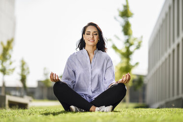 Portrait of student doing yoga exercices on campus - JSMF00473