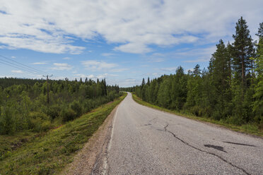 Finnland, Lappland, leere Landstraße - KKAF02077