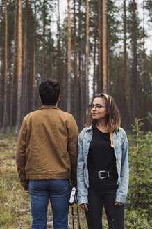 Finnland, Lappland, Mann mit Kamera und Frau stehen in ländlicher Landschaft - KKAF02088