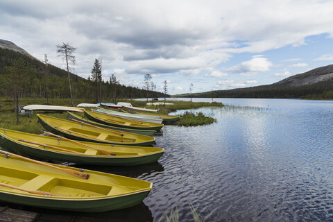 Finnland, Lappland, Ruderboote am Seeufer, lizenzfreies Stockfoto