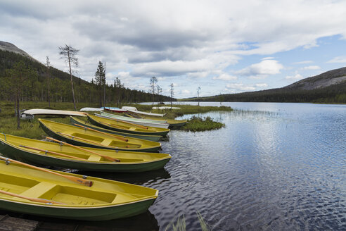 Finnland, Lappland, Ruderboote am Seeufer - KKAF02117