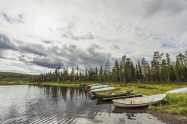 Finnland, Lappland, Ruderboote am Seeufer - KKAF02136