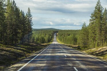 Finland, Lapland, empty country road - KKAF02162