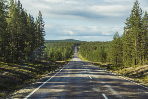 Finnland, Lappland, leere Landstraße - KKAF02162