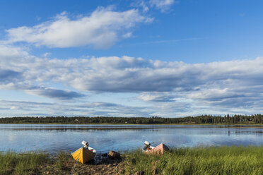 Finnland, Lappland, am Seeufer vertäute Boote - KKAF02163