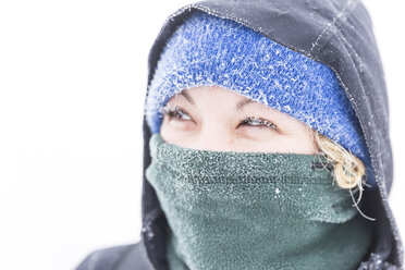 Nahaufnahme einer Frau, die im Winter warme Kleidung trägt - CAVF49022