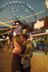 Romantisches Paar auf einem Jahrmarkt, das Zuckerwatte isst - LHPF00110