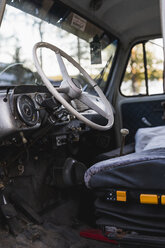 Nahaufnahme eines Lenkrads in einem kaputten Oldtimer-Lkw - KKAF02188