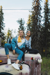 Zwei Freunde sitzen auf einem kaputten Lastwagen - KKAF02207