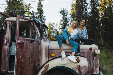 Two friends sitting on a broken truck - KKAF02208