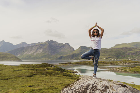 Junge Frau übt Yoga in der Natur, Lappland, Norwegen - KKAF02253