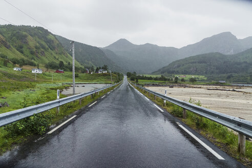 Norwegen, Lappland, Vesteralen Inseln, Leere Straße - KKAF02278