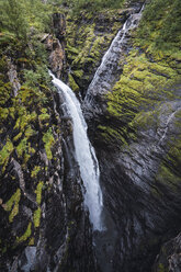 Norwegen, Lappland, Nordkap, Wasserfall an einer Klippe - KKAF02284