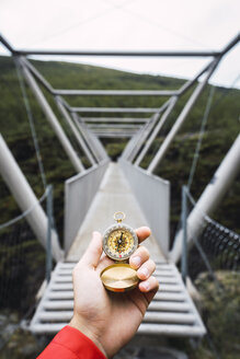 Hand hält einen Kompass, Lappland, Norwegen - KKAF02286