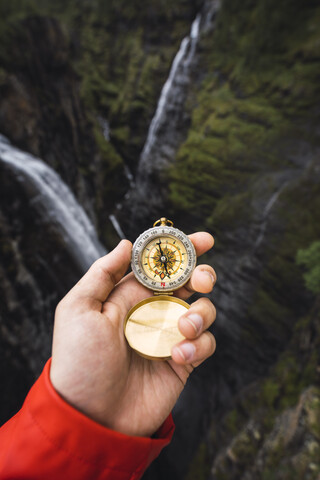 Hand hält einen Kompass, Lappland, Norwegen, lizenzfreies Stockfoto