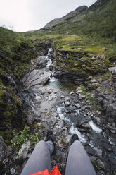 Person sitzt an einem Bach, Lappland, Norwegen - KKAF02289