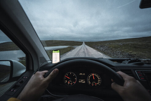 Junger Mann fährt Auto in Lappland, Norwegen - KKAF02304