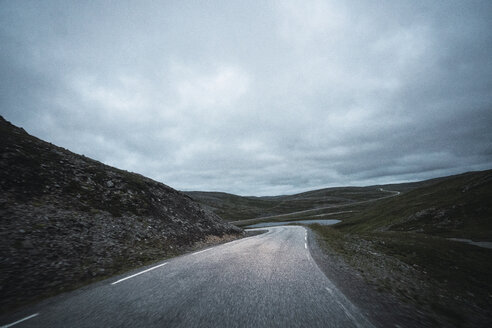 Norwegen, Lappland, Nordkap, Kurvenreiche Straße durch die Berge - KKAF02305