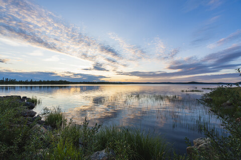 Finnland, Lappland, Dämmerung über einem herrlichen See, lizenzfreies Stockfoto