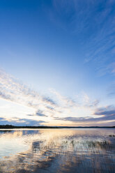 Finnland, Lappland, Dämmerung über einem herrlichen See - KKAF02320