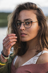 Porträt einer schönen jungen Frau mit Brille - KKAF02331