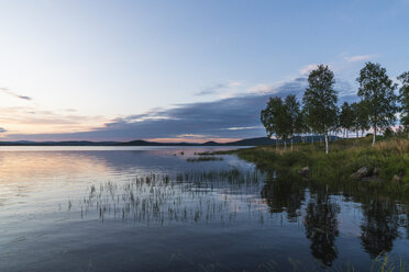 Finnland, Lappland, Dämmerung über einem herrlichen See - KKAF02340