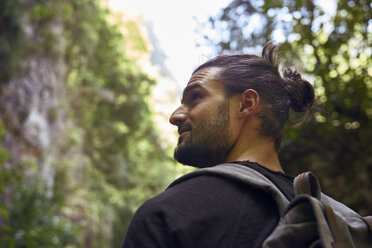 Spanien, Kanarische Inseln, La Palma, Rückansicht eines Wanderers in einem Wald, der sich umschaut - PACF00144