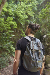Spanien, Kanarische Inseln, La Palma, Mann geht mit Rucksack in einem Wald - PACF00145