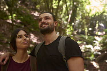 Spanien, Kanarische Inseln, La Palma, lächelndes Paar in einem Wald, das sich umschaut - PACF00155