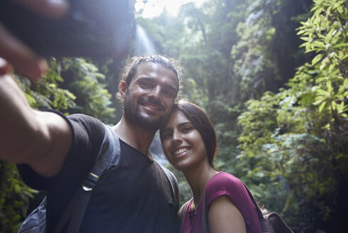 Spanien, Kanarische Inseln, La Palma, lächelndes Paar macht ein Selfie im Wald - PACF00168