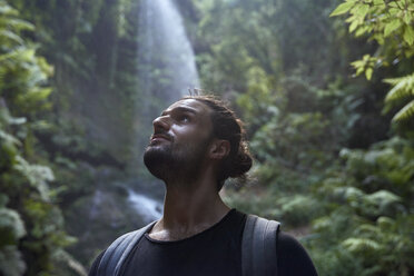 Spanien, Kanarische Inseln, La Palma, Nahaufnahme eines bärtigen Mannes an einem Wasserfall im Wald - PACF00169