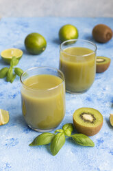 Gläser mit Kiwi-Limettensaft - JUNF01343