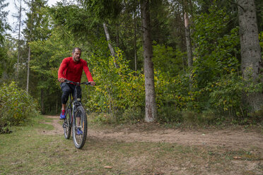 Sportler beim Mountainbiking im Wald - KKAF02362
