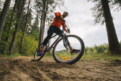 Sportler beim Mountainbiking im Wald - KKAF02373