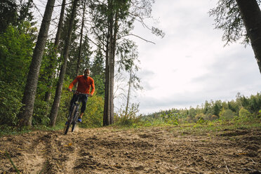 Sportler beim Mountainbiking im Wald - KKAF02374