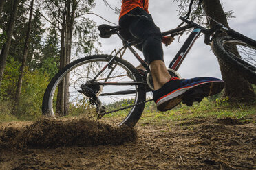 Sportler beim Mountainbiking im Wald - KKAF02375